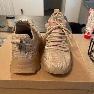 Size 7 Steve Madden Maxima gym shoes